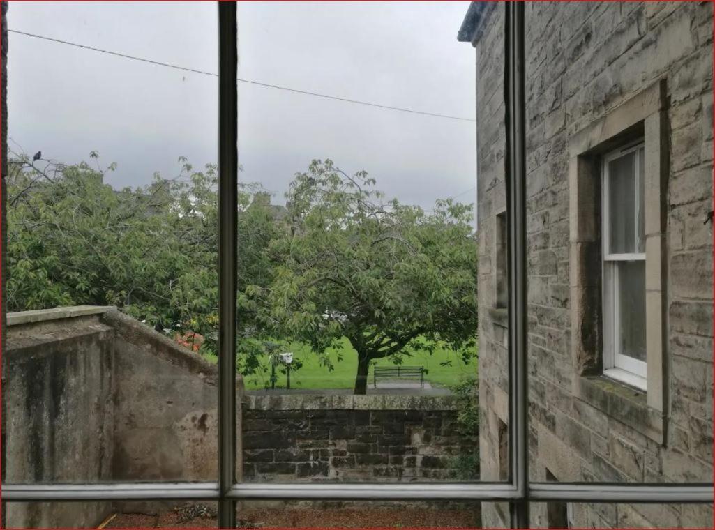 Central Mezzanine Apartment In Historic School เอดินบะระ ภายนอก รูปภาพ